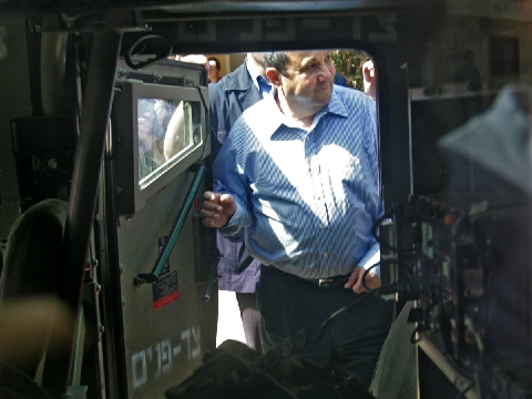 אהוד ברק בגוש קטיף [צילום: AP]