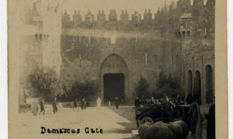 חיילים בריטיים רקע ירושלים [צילום: המרכז לחקר הפולקלור באוניברסיטה העברית]