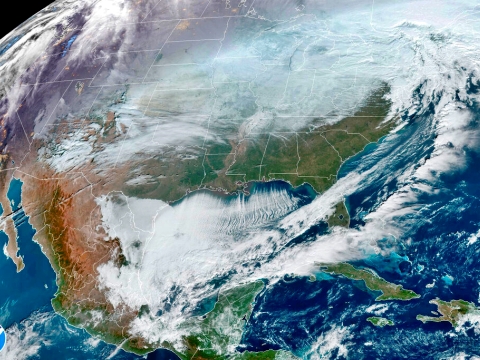 צילום הסופה מן החלל [צילום: NOAA דרך AP]