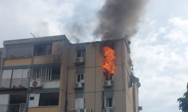 אש פרצה כתוצאה מהפגיעה [צילום: שימוש לפי סעיף 27א לחוק זכויות יוצרים]