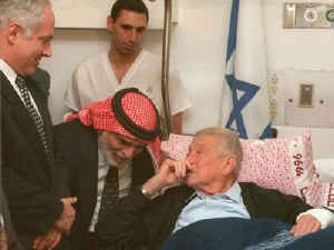 חוסיין מלך ירדן (במרכז) מבקר את וייצמן בביה"ח