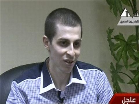 11:00 - הטלוויזיה המצרית עורכת ראיון ראשון עם גלעד שליט מיד לאחר השחרור [צילום: AP]