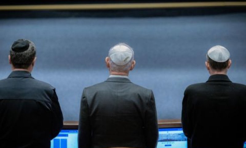 לוין, נתניהו וכ"ץ בהדלקת נרות בכנסת [צילום: חיים גולדברג/פלאש 90]