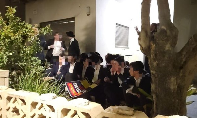 המתפרעים בחזית הבית [צילום: דוברות המשטרה]