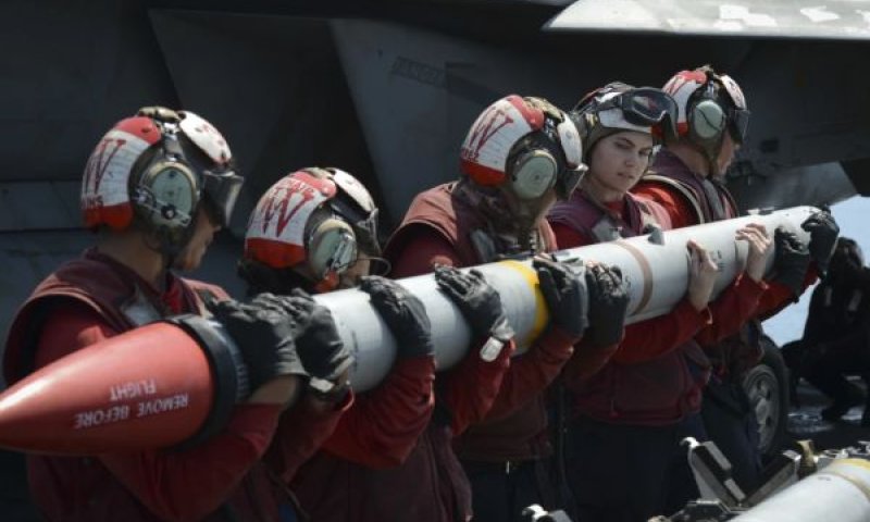 טיל מסוג AIM-120C [צילום: AP/ווסטון א. מור-חיל הים האמריקני]
