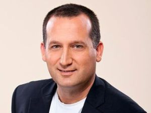 קוניק. שחקן טניס שולחן בראש החברה