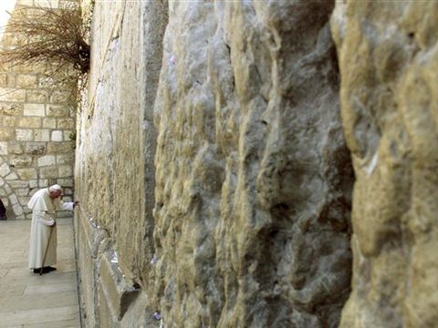 האפיפיור בכותל המערבי [AP]