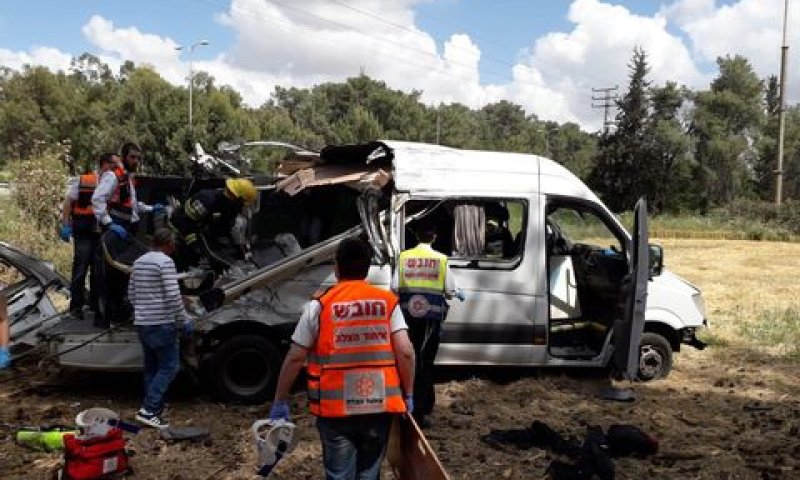 זירת התאונה. אנשים עפו מהמיניבוס