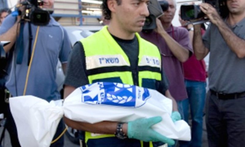 גופת העובר מפונה מן המכבסה [צילום: פלאש 90]