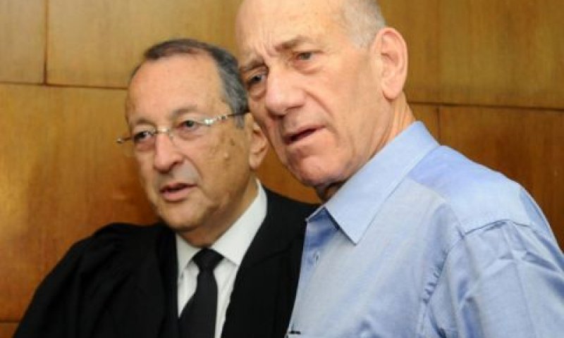 אולמרט ועו"ד זהר [צילום: פלאש 90]