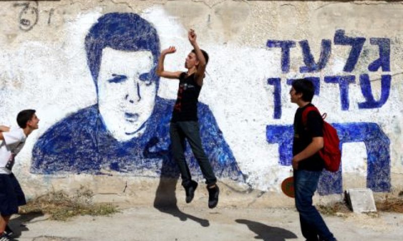 אישור עסקת שליט. הסחטן מגיב היטב לחוקי הביקוש וההיצע [צילום: פלאש 90]