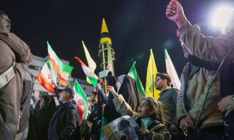 משקמים תשתיות [צילום: אלירזה מסומי/AP]