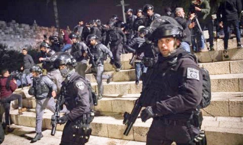 שוטרים מול האספסוף [צילום: אוליביה פיטוסי/פלאש 90]