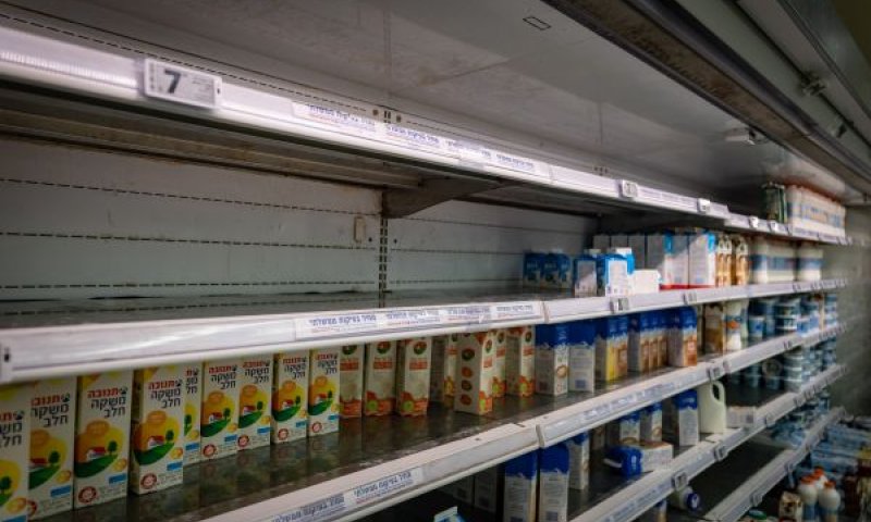 מדפים ריקים בתחילת המלחמה עם אירן [צילום: יונתן זינדל/פלאש 90]