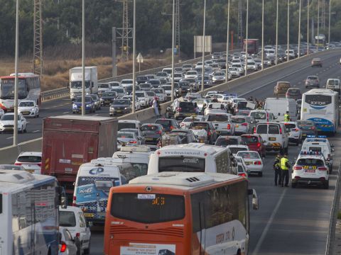 הפקקים בכביש [צילום: מוטי קרליץ/פלאש 90]