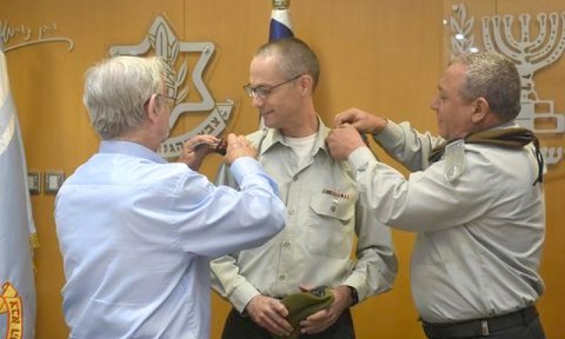 תא"ל אפק. ענידת דרגות [צילום: דו"צ]