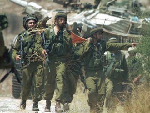 מפנים את הנפגעים מעומק השטח לתוך שטח ישראל [צילום: AP]