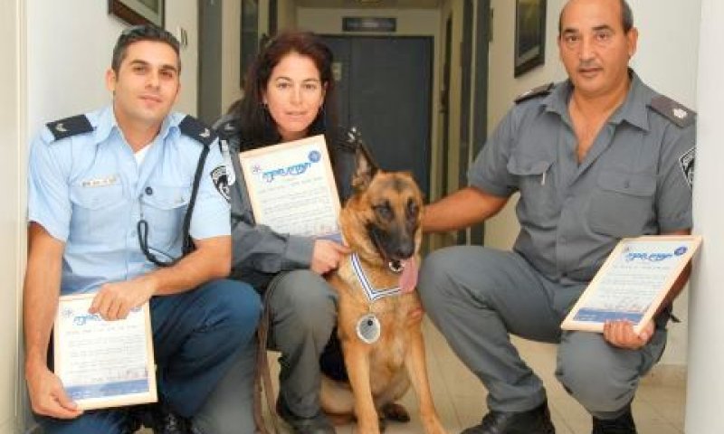 סייעה לבלשים [צילום: עפר עבודי דוברות משטרת תל אביב]