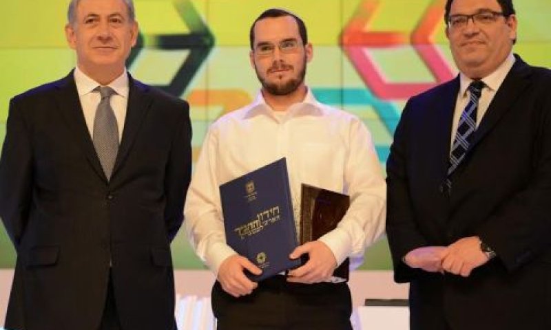 שמשי (במרכז) כשמימינו השר פירון ומשמאלו רה"מ נתניהו [צילום: מוקי שוורץ]