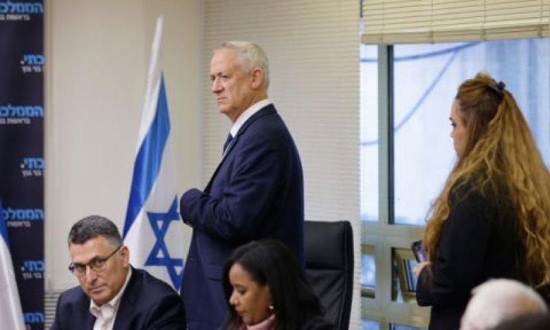 גנץ בישיבת הסיעה [צילום: אוליביה פיטוסי/פלאש 90]