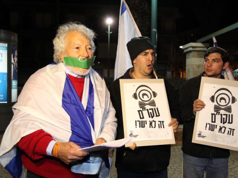 אבי פרחאן מפגין למען אריאל זילבר כשסרט הדבקה מוצמד לפיו [צילום: פלאש 90]