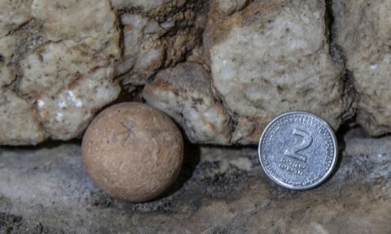 המשקולת בערך של שני שקלים [צילום: שי הלוי רשות העתיקות]