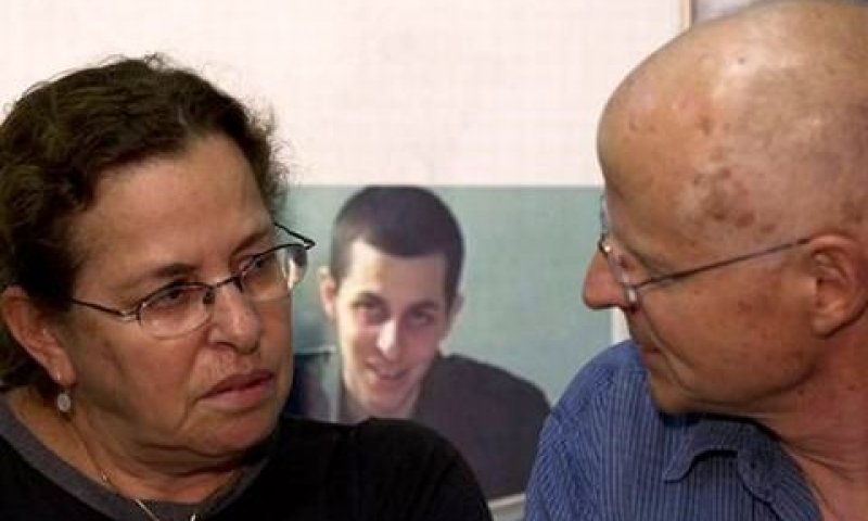 בני הזוג שליט. אחרי חמש שנים של יגון וצער - רגעים של אושר [צילום: AP]