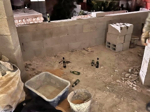 בקבוקי תבערה מוכנים שנמצאו במבנה שממנו יצא המחבל [צילום: דוברות המשטרה]