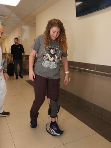 נטע פורטל הולכת בעזרת הסד [צילום: חן גלילי, דוברות הטכניון]