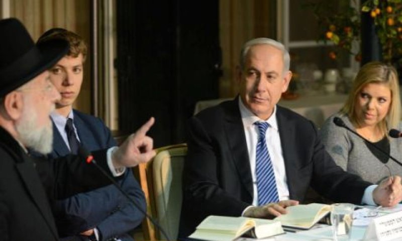 בני משפחת נתניהו עם הרב לאו בחוג התנ"ך [צילום: לע"מ]