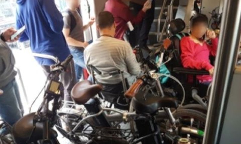 נכה מתקשה כשסביבו אופניים [צילום: רכבת ישראל]