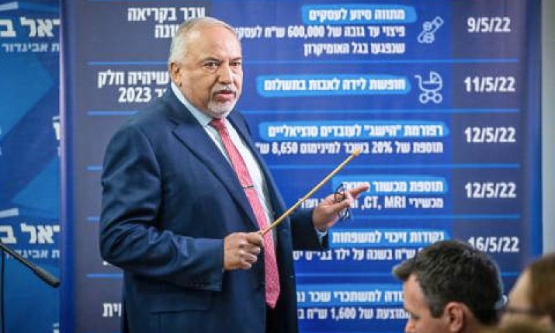 ליברמן. קיצוץ דרמטי [צילום: יונתן זינדל/פלאש 90]