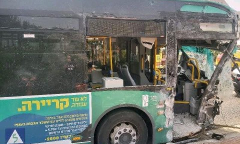 האוטובוס שנפגע [צילום: ארגון נהגי האוטובוסים, הסתדרות לאומית]
