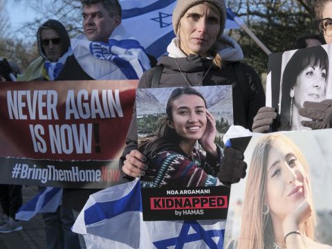משפחות חטופים בהאג [צילום: פטריק פוסט, AP]
