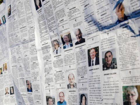 סיפורי המתים בלוחות העיתונים [צילום: AP]