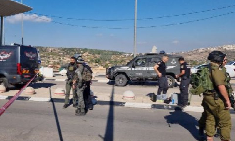 זירת הפיגוע במחסום המנהרות [צילום: דוברות המשטרה]