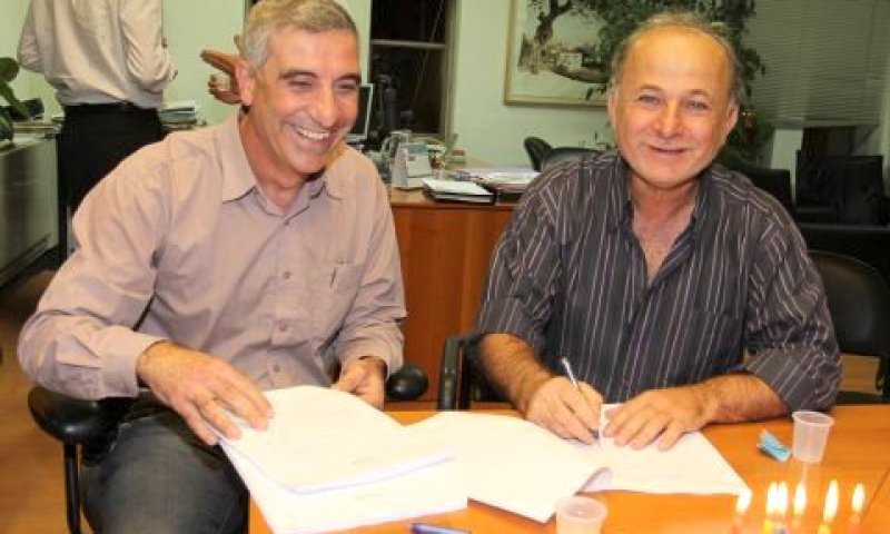 מרדכי שקלאר ודני זקן חותמים על הסכם הרפורמה ברשות השידור [צילום: פלאש 90]