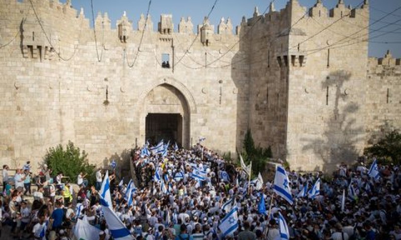 רבבות חגגו בריקודגלים [צילום: נתי שוחט/פלאש 90]