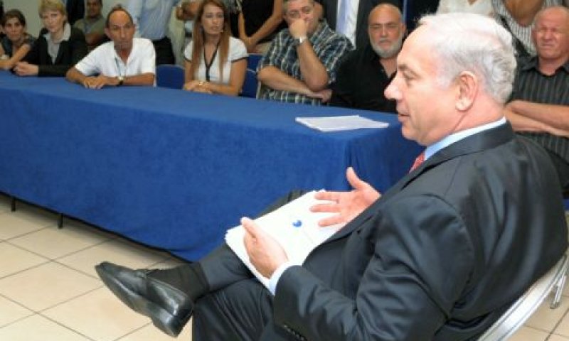 נתניהו בפגישה עם משפחות נספי האסון [צילום: פלאש 90]