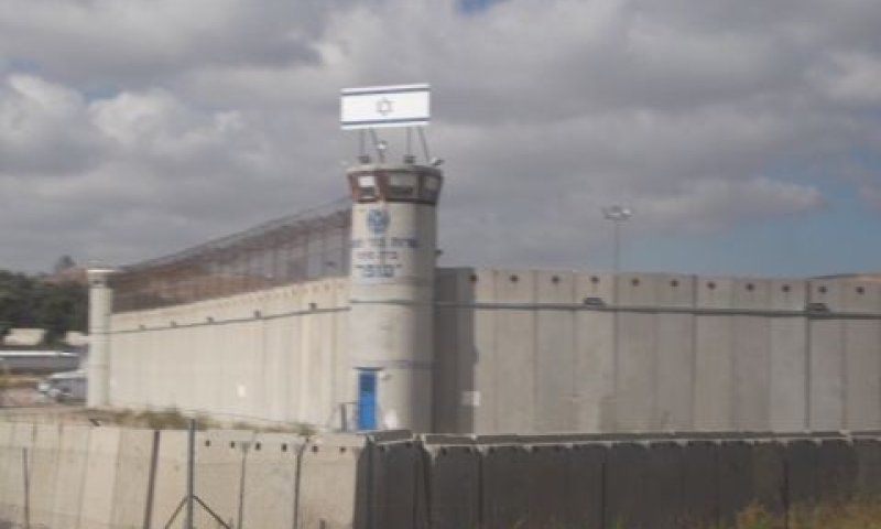 כלא עופר. תנאים שונים