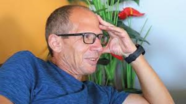 אבשלום הרן. הגן עם סכין על משפחתו מחוץ לממ"ד [צילום: מתוך אתר יזכור של קיבוץ בארי]