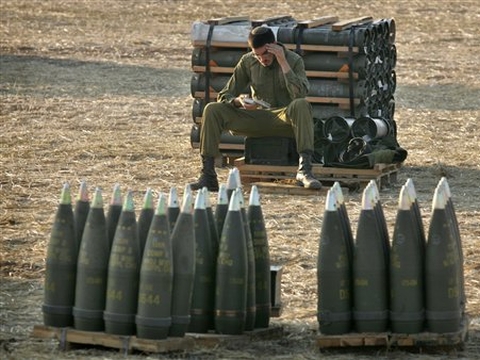 רגע ללימוד תורה בין החנות לפגזים [צילום: AP]