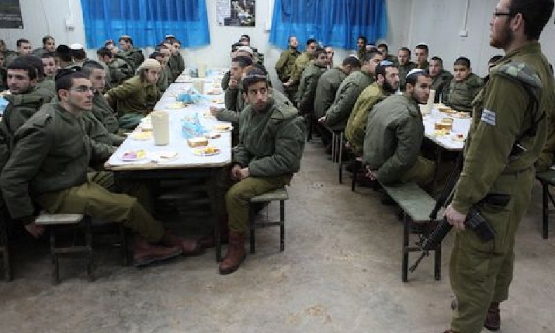 חיילים דתיים בחדר אוכל צבאי [צילום אילוסטרציה: יעקב נעמי/פלאש 90]