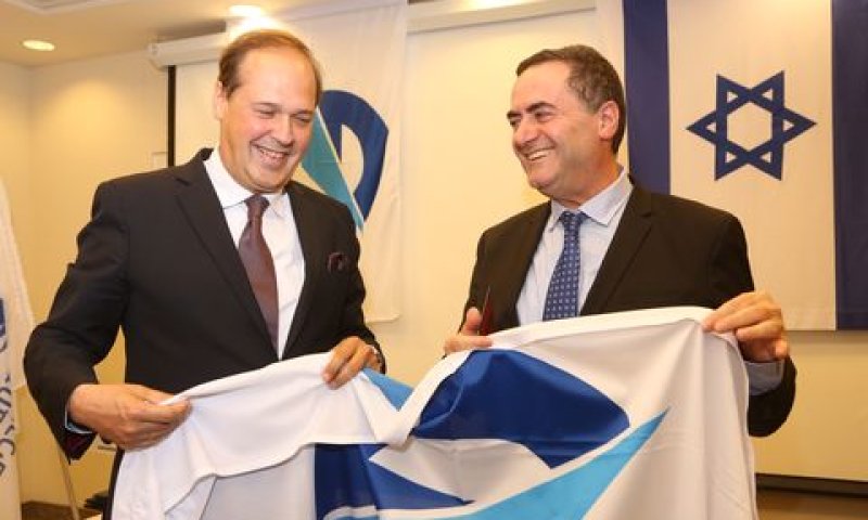 השר כ"ץ במעמד החתימה [צילום: דוברות מת"ח]