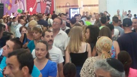 קונים בקניון ארנה [צילום: רותם קבסה]