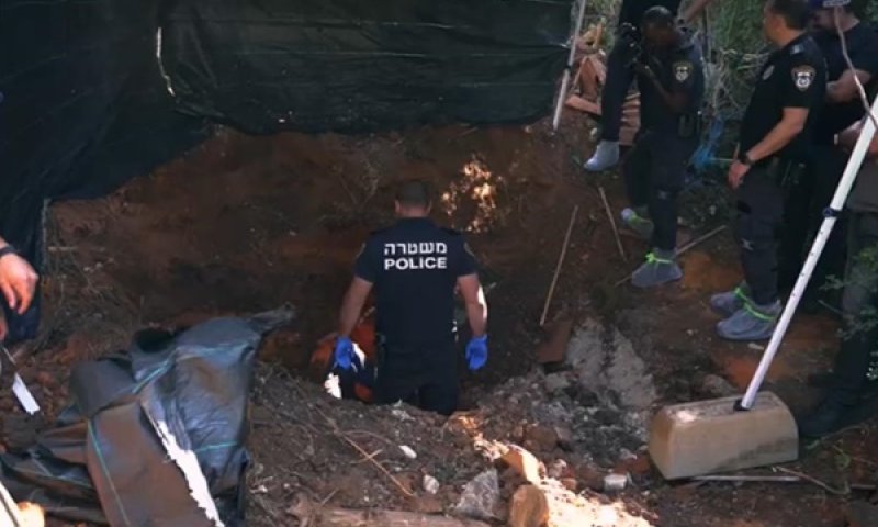הבור בעומק 3 מטרים שבו נמצאה הגופה [צילום: משטרת ישראל]