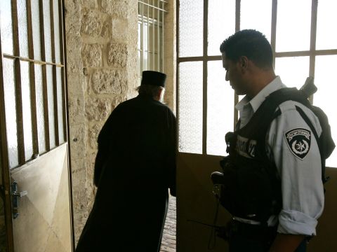 משטרת ירושלים בפתח הפטריארכיה [AP]