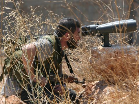 לוחם חיזבאללה מביט לעבר ישראל [AP]