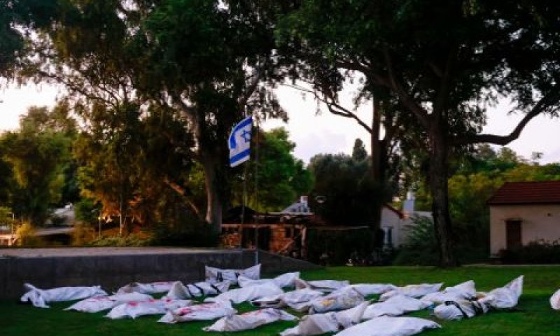 גופות בקיבוץ בארי [צילום: חיים גולדברג/פלאש 90]