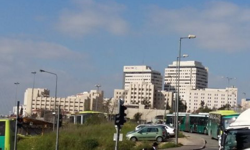 אגד תעבורה ליד בנייני האומה